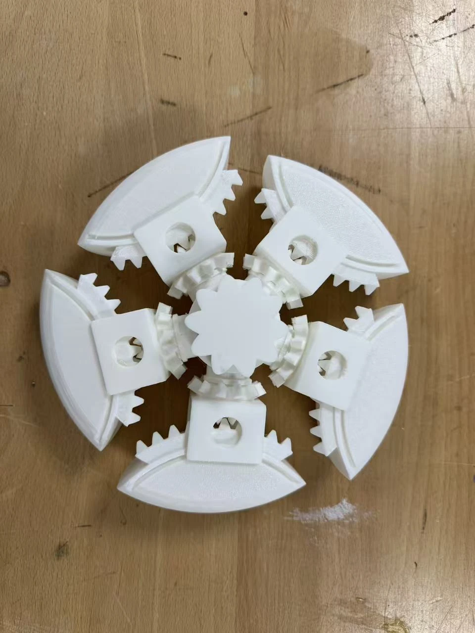 白色实体轮桨模型闭合状态照片