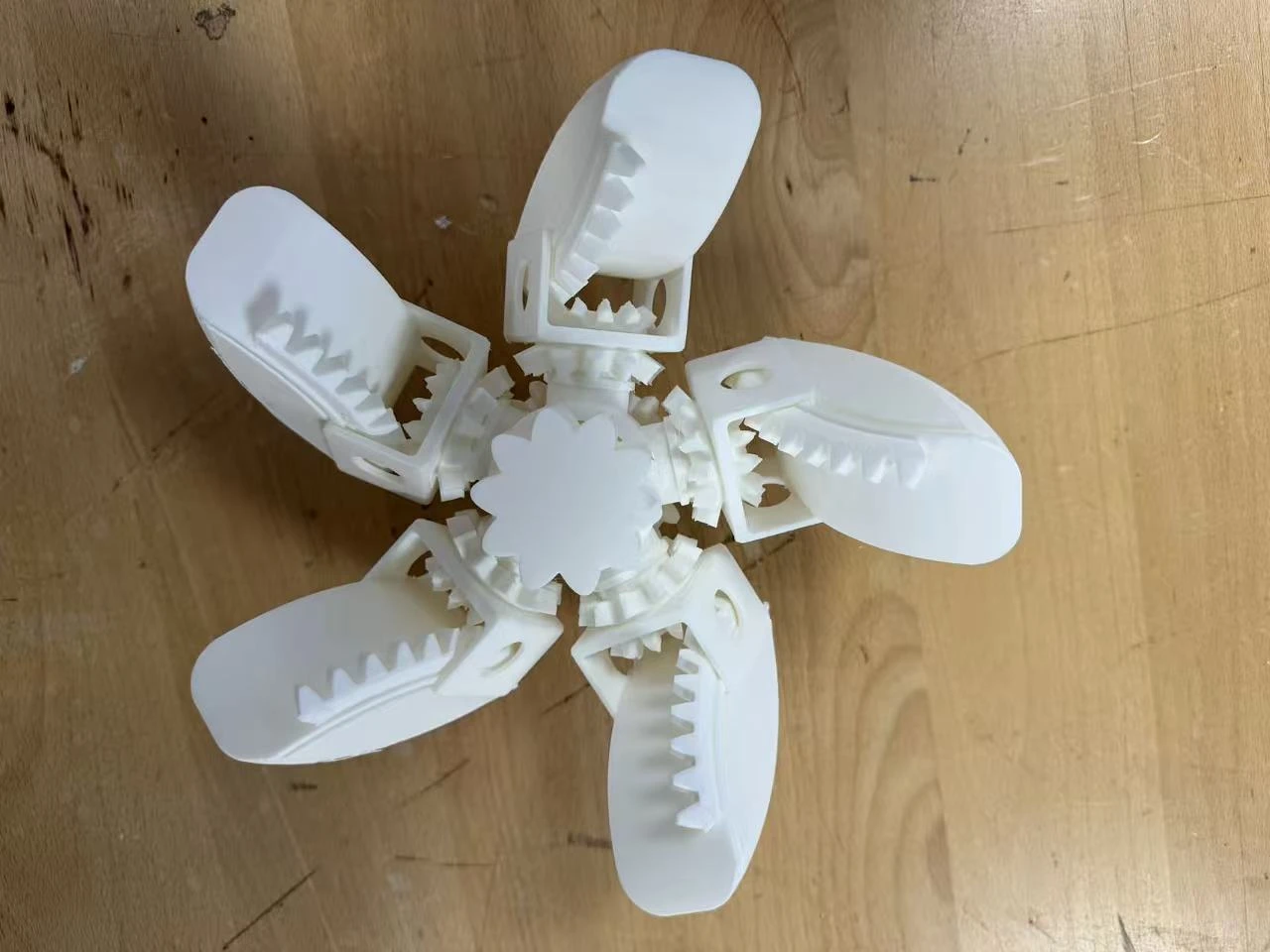 白色实体轮桨模型展开状态照片